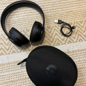 Beats Solo 3 Headphones
No issues, just got AirPods Max for my birthday!